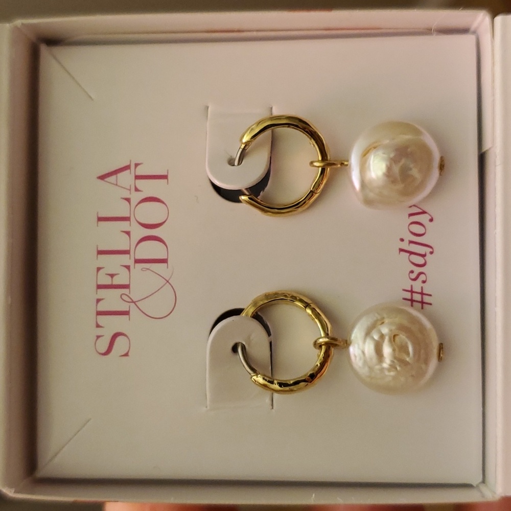 Stella & Dot Essential Pearl Earrings